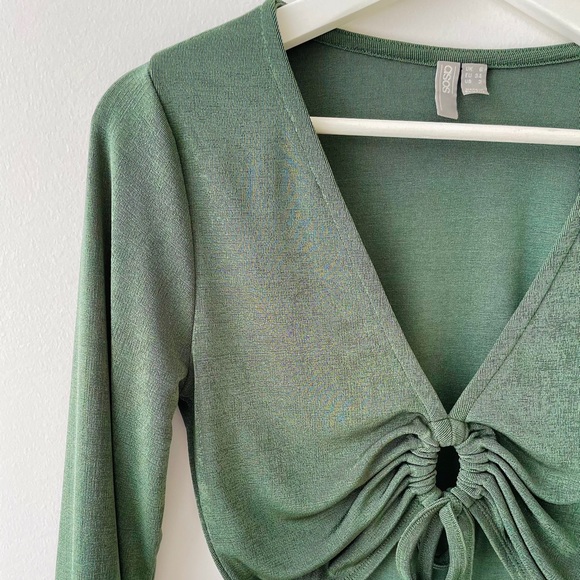 Crop top with long sleeves in shiny green US 2 - Picture 4 of 5